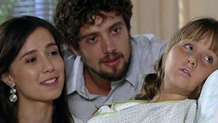 A Vida da Gente: Júlia fica entre a vida e a morte após grave doença