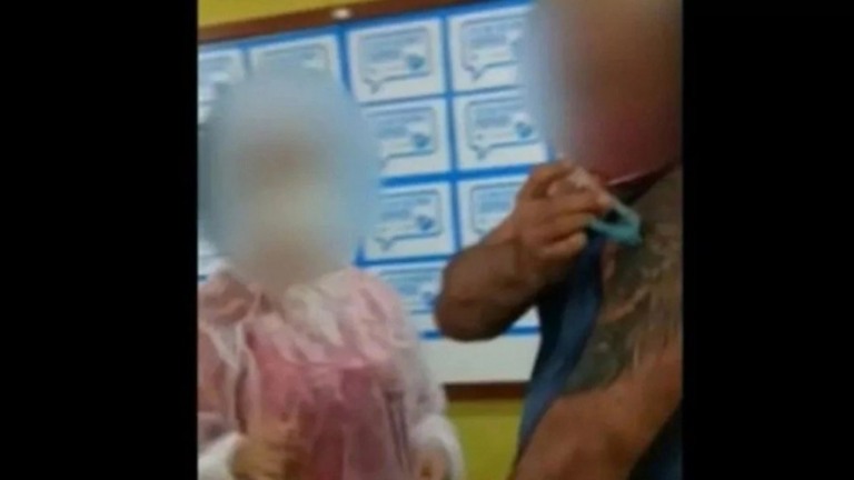 Homem arranca seringa de enfermeira e aplica vacina contra Covid-19; veja vídeo