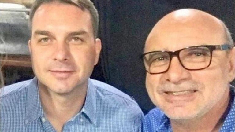 Em Atibaia, Queiroz articulava para voltar a ser assessor de Flávio Bolsonaro