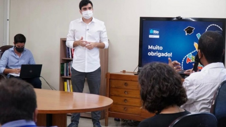 RJ: Prefeitura convocará mil professores e irá realocar 500 docentes municipais
