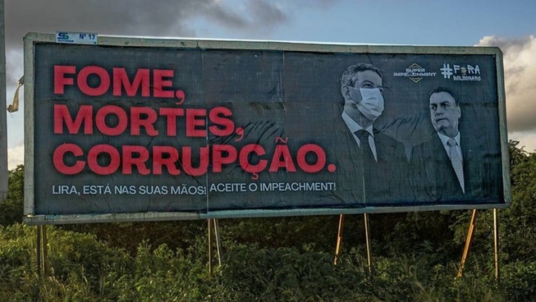 Outdoors em reduto eleitoral de Lira cobram análise de impeachment de Bolsonaro