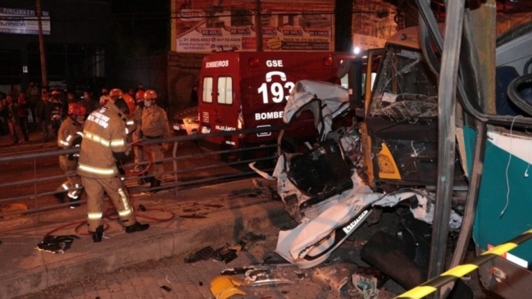 RJ: Acidente com caminhão, ônibus e dois carros causa uma morte em Niterói
