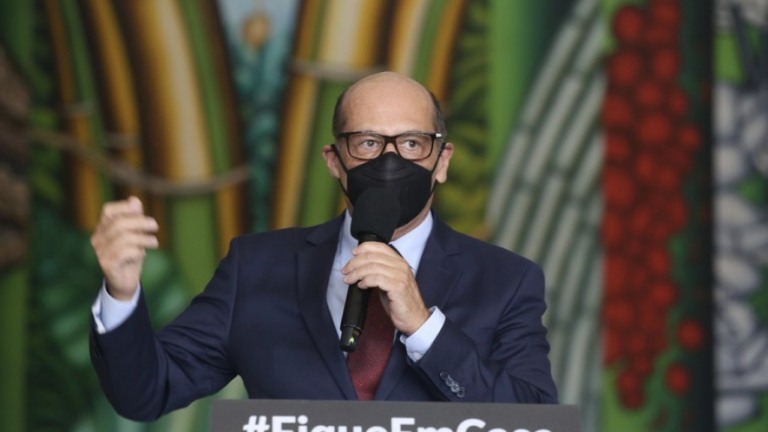 SP: Dimas Covas considera "muito precoce" falar sobre réveillon e carnaval