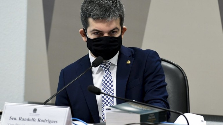 "A CPI não é brincadeira", diz Randolfe ao apoiar prisão de Roberto Dias