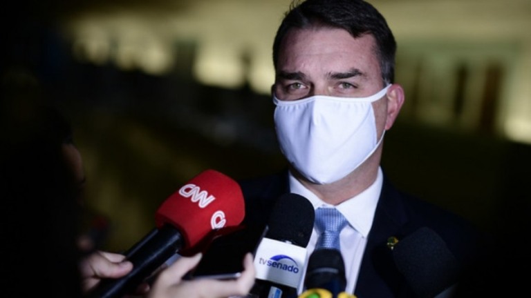 Flávio Bolsonaro: "Renan Calheiros tem uma foto minha na parede de casa"