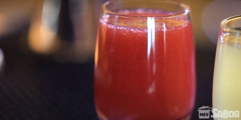 Aprenda a fazer um delicioso drink com Gin e xarope de morango Aprenda a fazer um delicioso drink com Gin e xarope de morango