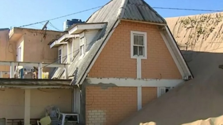 Casas são cobertas por areia de dunas em Florianópolis; veja fotos