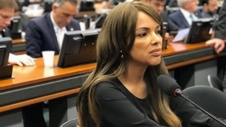 Defesa da família de pastor pede que Flordelis mantenha tornozeleira eletrônica