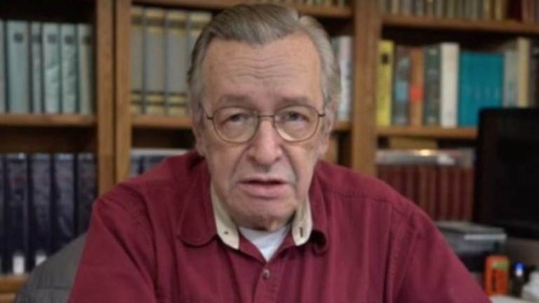 Olavo de Carvalho tem mal-estar súbito durante voo e é internado em São Paulo