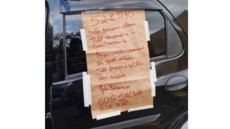 SP: Militares impedem mulher de entrar em vacinação com cartaz contra Bolsonaro
