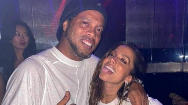Anitta curte festa com Ronaldinho Gaúcho em Miami: 'Vambora viver'
