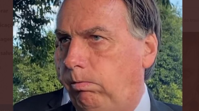 Bolsonaro tem dificuldades para falar por conta de persistente crise de soluço
