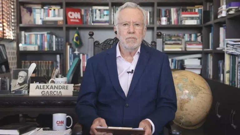 Alexandre Garcia critica corruptos e web enxerga que ele abandonou Bolsonaro