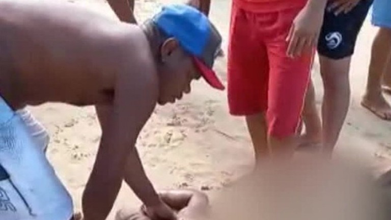 Ataque de tubarão: Vítima entrou no mar apenas para retirar areia do corpo