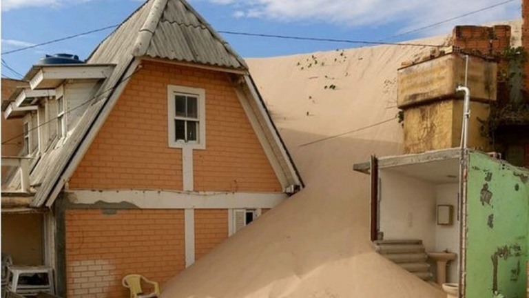 Dunas avançam e causam interdição de casas em Florianópolis; entenda