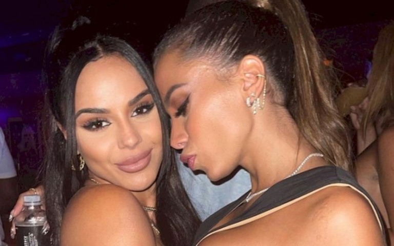 Anitta é clicada coladinha com cantora brasileira radicada nos EUA