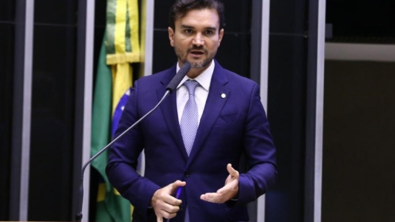 Sabino estuda reduzir carga tributária de trabalhadores em R$ 50 bilhões