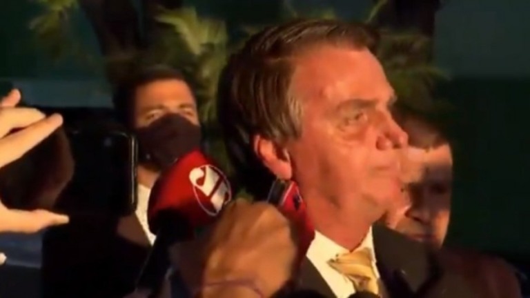 Bolsonaro interrompe coletiva e reza o 'Pai Nosso' após não gostar de pergunta