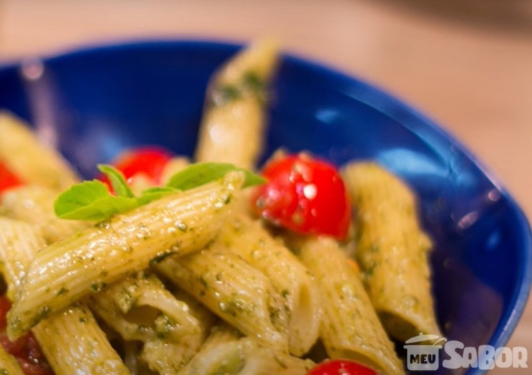 Aprenda a fazer um saboroso Macarrão Penne ao molho Pesto