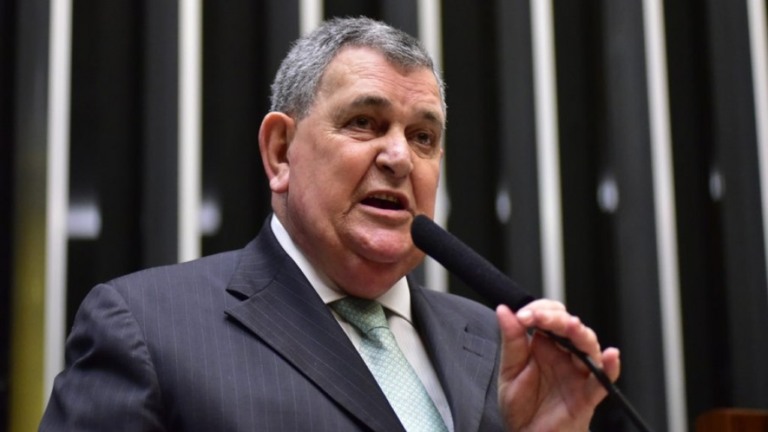 Arnaldo Faria de Sá chama Celso Pitta de 'negro de alma branca'