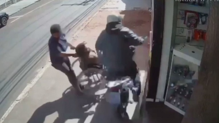 SP: Cadeirante é atropelado por motociclista na calçada; veja fotos