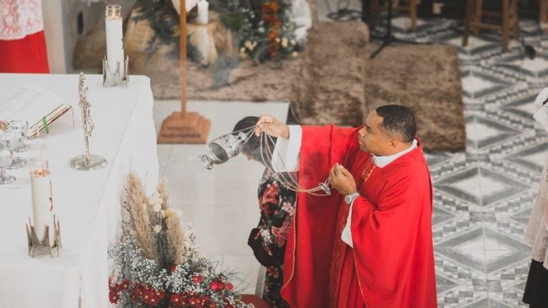 Padre é acusado de usar doce para atrair crianças e cometer abusos sexuais