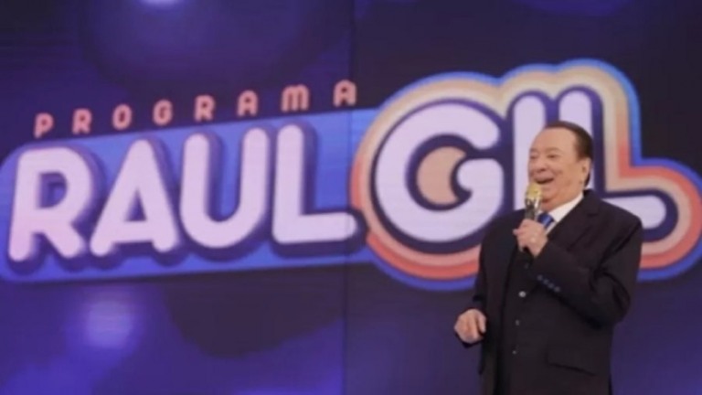 Vacinado, Raul Gil volta ao SBT e se emociona