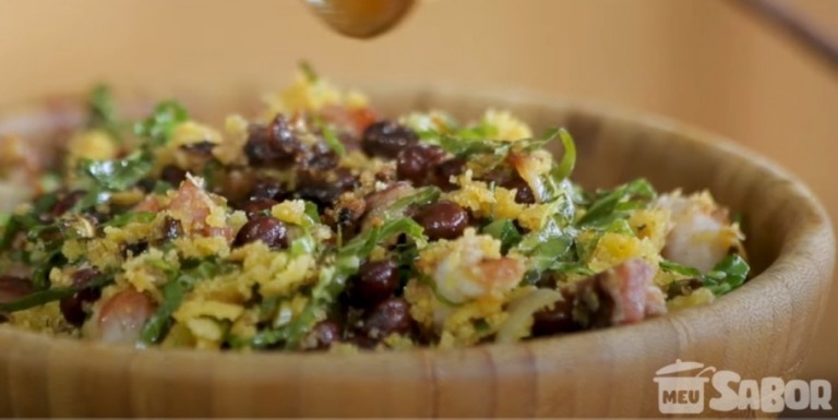 Comida típica mineirinha e paulista que todo mundo ama: Feijão Tropeiro Comida típica mineirinha e paulista que todo mundo ama: Feijão Tropeiro