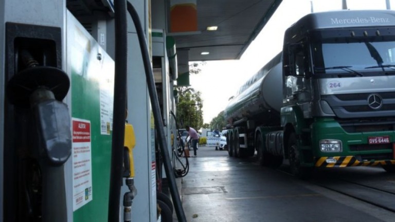 Gasolina: preço médio do combustível ultrapassa R$ 6 e deve continuar subindo