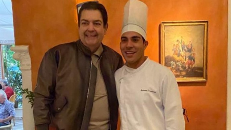 Faustão reaparece em festa de aniversário de restaurante