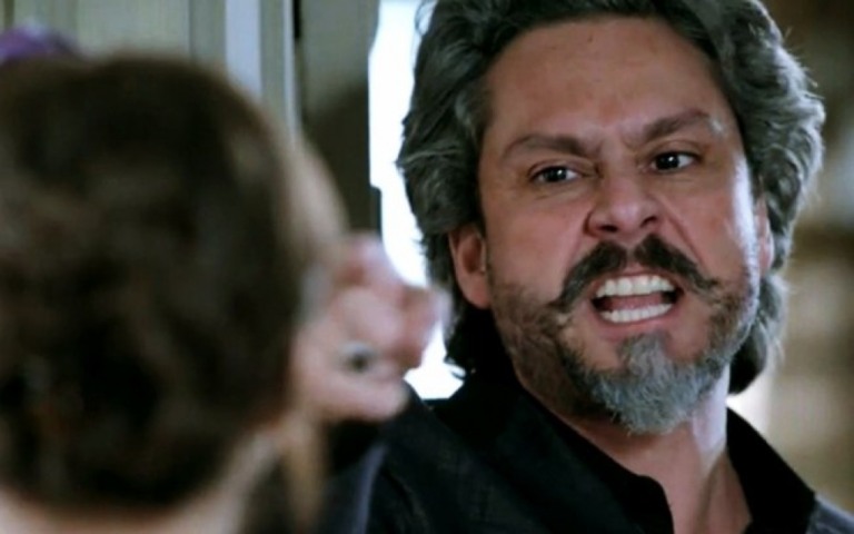 "Império": Cora negocia note de amor com José Alfredo e cai em cilada