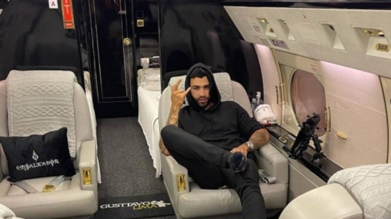 Gusttavo Lima mostra jatinho de R$ 180 milhões