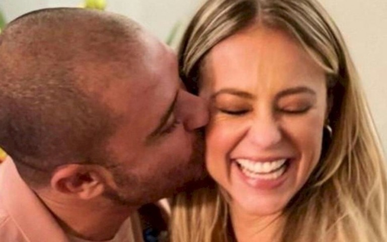 Diogo Nogueira e Paolla Oliveira confirmam namoro com beijo em público