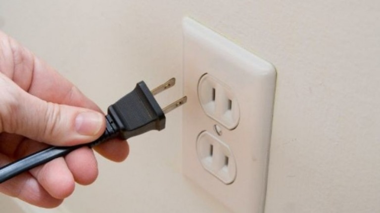 Empresa pagará R$ 5 mil a consumidora que teve energia religada após dois anos