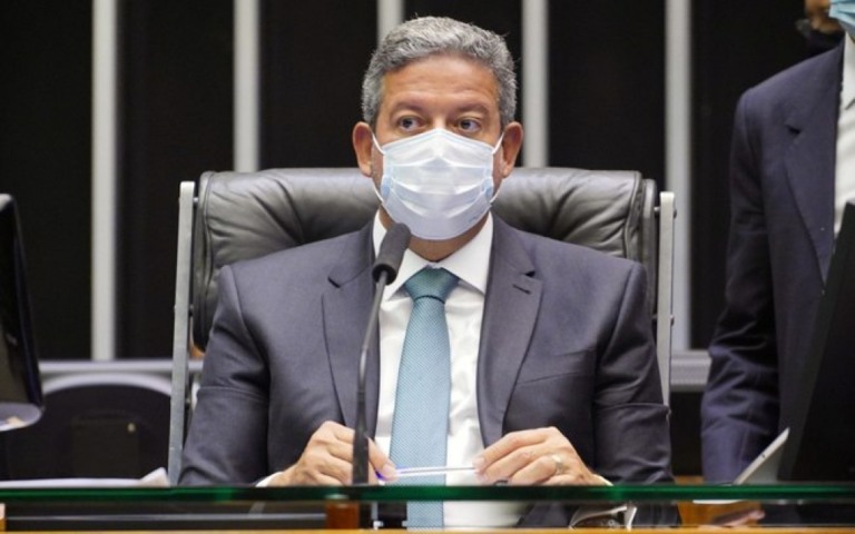 Ignorando pedidos de impeachment, Lira esvazia denúncia a Bolsonaro, diz jurista