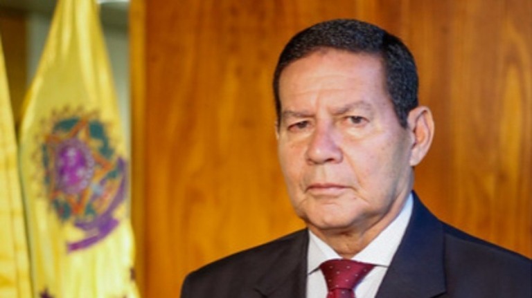 Mourão recusa comentar declaração de Bolsonaro de que precisa que aturá-lo
