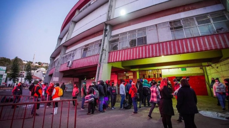 Frio intenso: Moradores de rua procuram abrigo em ginásio de Porto Alegre