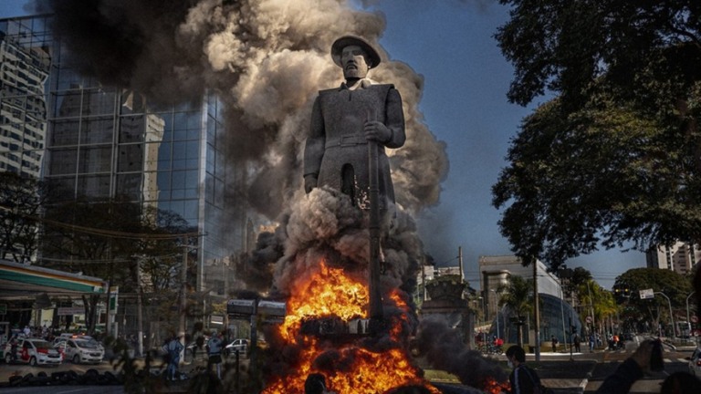 Autor do incêndio em estátua do Borba Gato justifica ação: "Queria abrir debate"