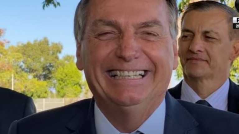 Bolsonaro ri do caso de Joice Hasselmann, no qual ela teve seis fraturas