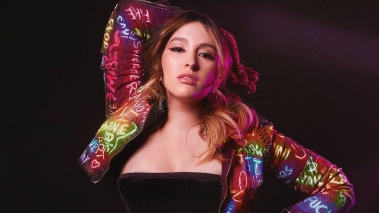 Filha da apresentadora Claudia Tenório, Calina se lança na música com EP autoral