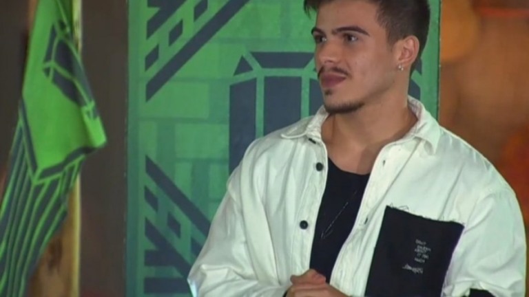 Thomaz Costa é acusado de preconceito e diz: "Convivo na casa da minha avó"