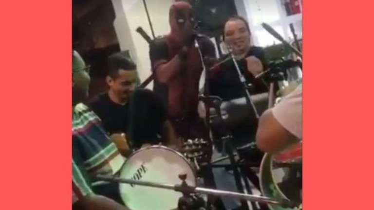 Vídeo de homem vestido de "Deadpool" cantando pagode viraliza nas redes sociais