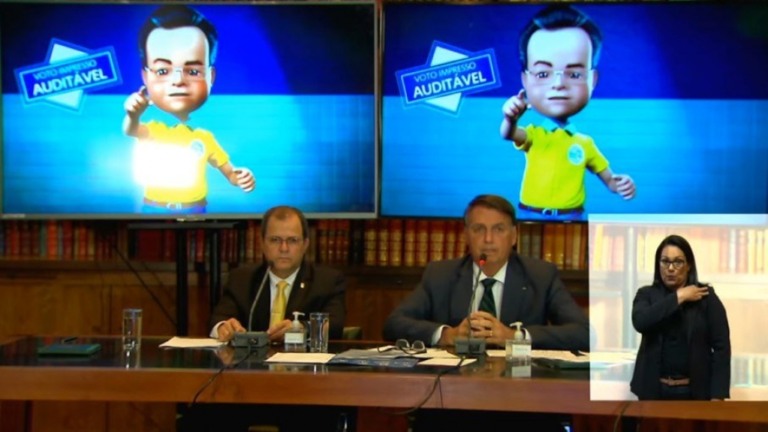 Bolsonaro volta a atacar Barroso em transmissão: "onde quer chegar esse homem?"