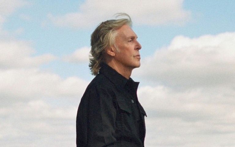 Paul McCartney lança o remix de "Long Tailed Winter Bird" com Idris Elba