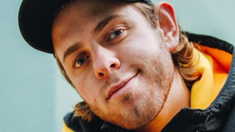 Youtuber morre ao cair de montanha enquanto gravava vídeo