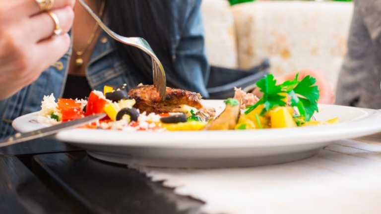 MT: Menino de 11 anos passa mal e morre após jantar em restaurante, diz família