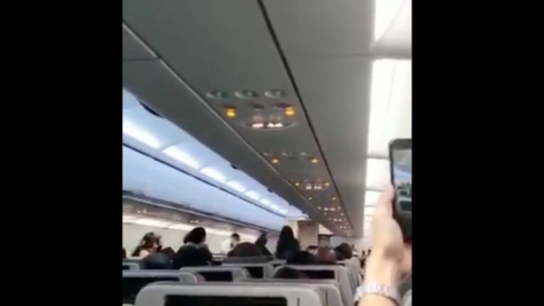 Avião retorna a aeroporto após passageira se recusar a usar máscara durante voo