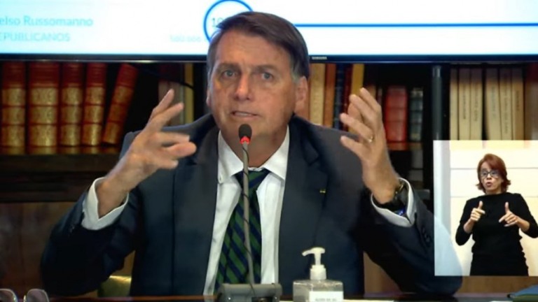 Deputados do PT protocolam notícia-crime contra Bolsonaro