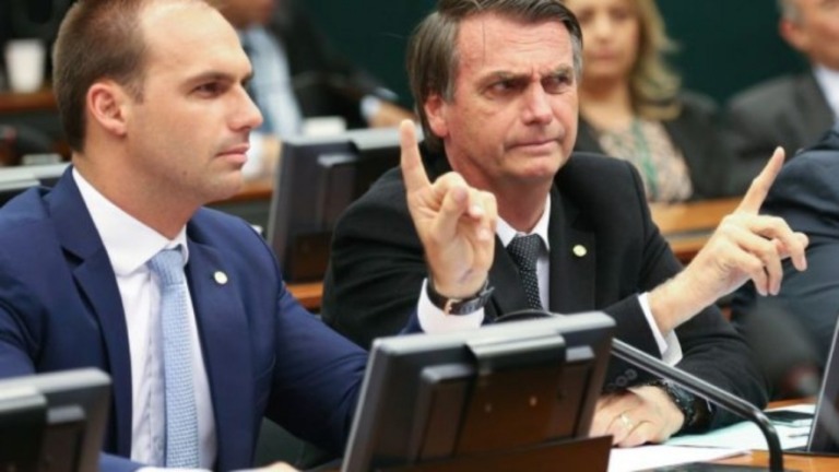 Bolsonaro impõe sigilo sobre informações dos crachás de Carlos e Eduardo