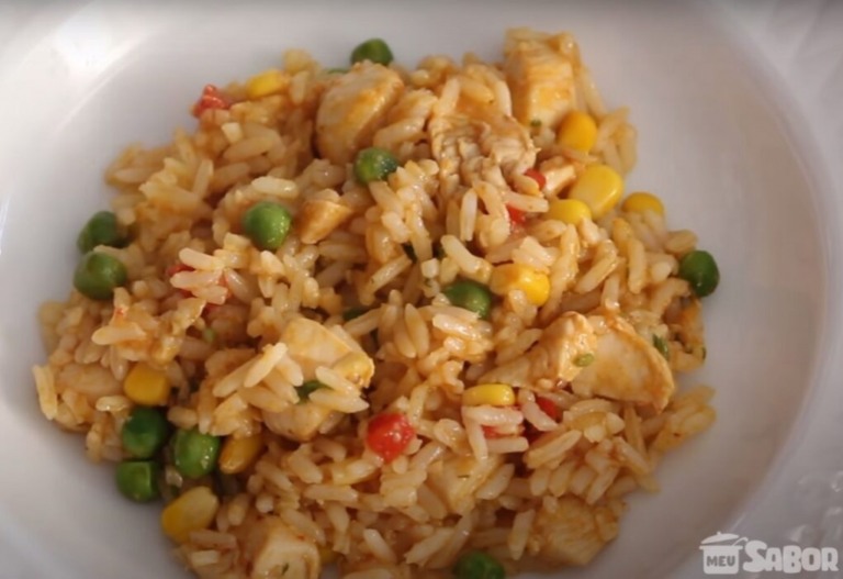 Aprenda a fazer um deliciosa Galinhada com arroz já cozido, receita rápida, prática, e deliciosa